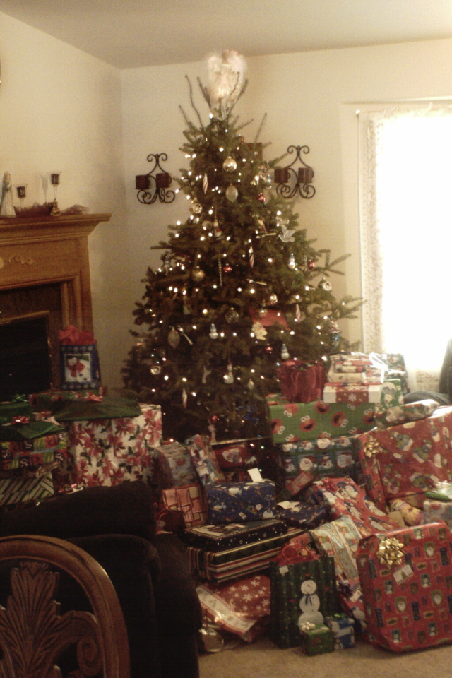 Много подарков под новогодней елкои
