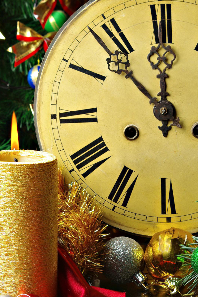 Красивые часы и праздничная свеча