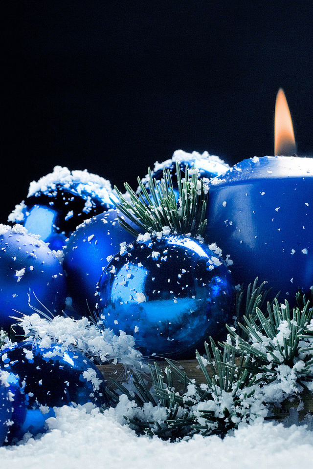 Синие елочные игрушки в снегу