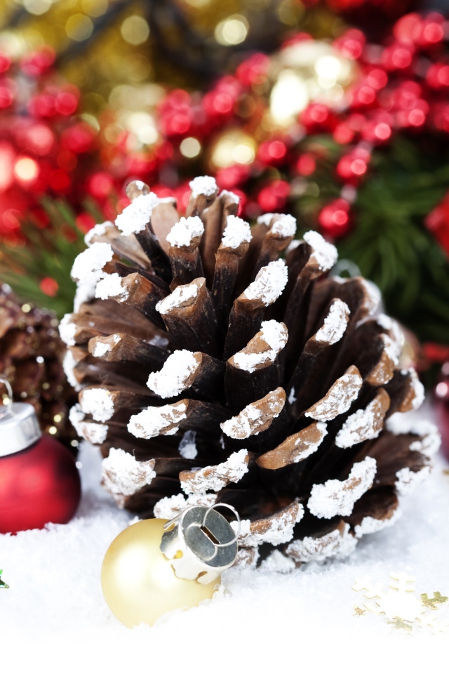 Шишка и игрушки на снегу