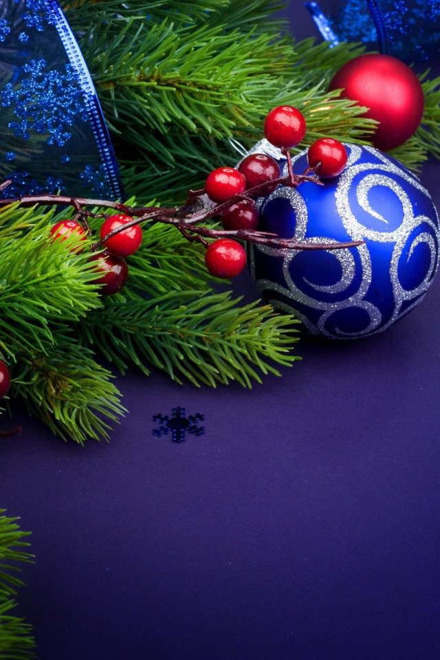 Ёлочная ветка и синяя игрушка