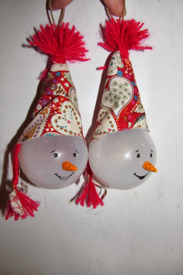 Елочные игрушки из лампочек