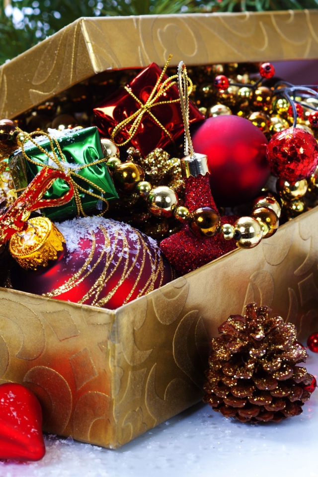 Елочные игрушки из шишек