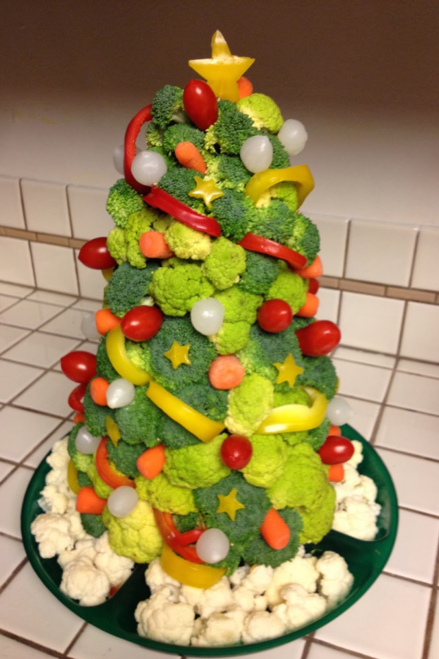 Новогодняя елка из овощей