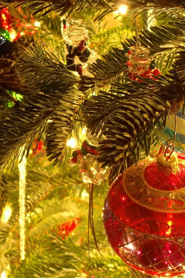 Пушистая елка на Новый 2014 Год лошади