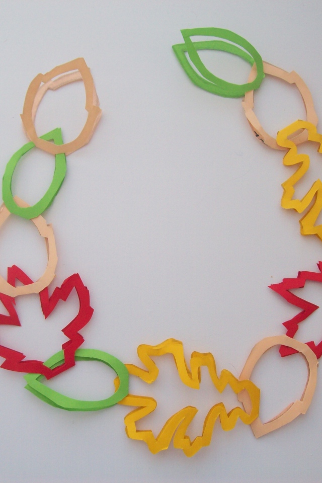 Гирлянда из осенних листьев