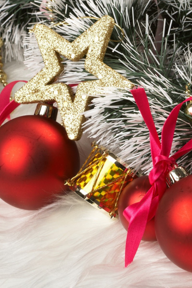 Золотистые звездочки и красные шары