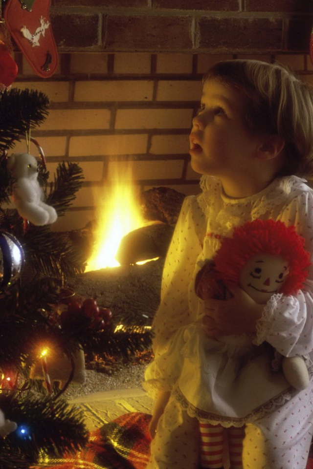 Ребенок у Новогодней елки