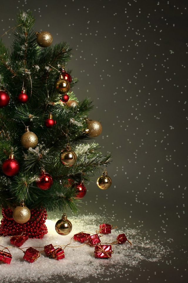 Маленькая Новогодняя елка в снегу