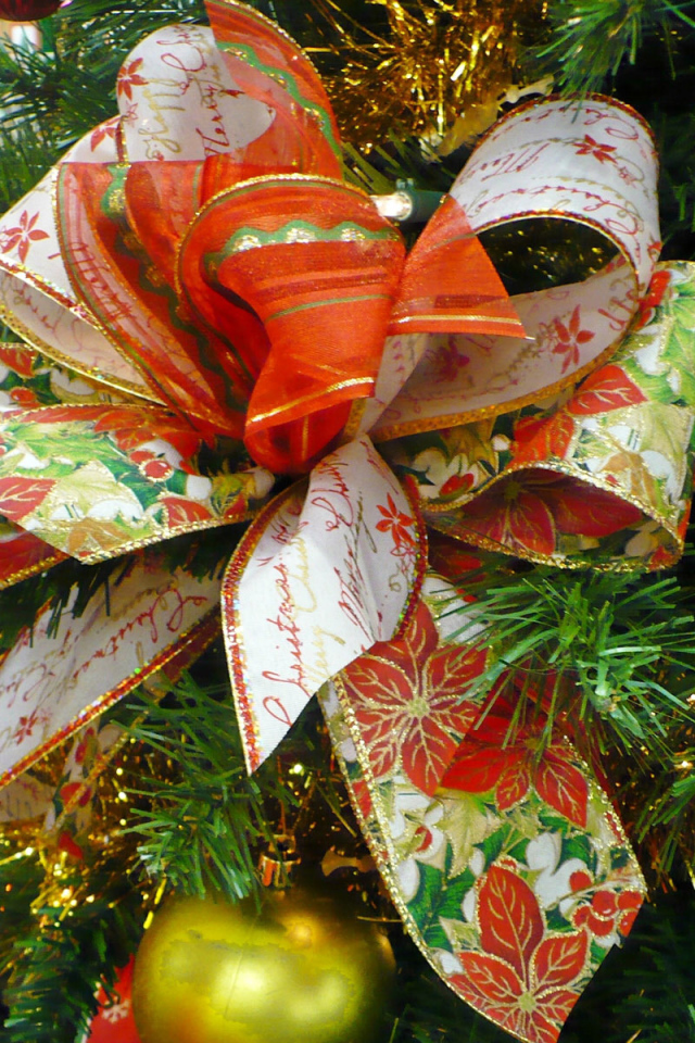 Празднование Нового Года лошади у елки