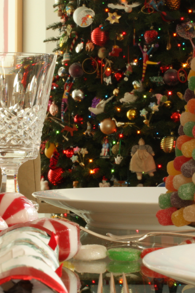 Новогодняя елка и красивый стол