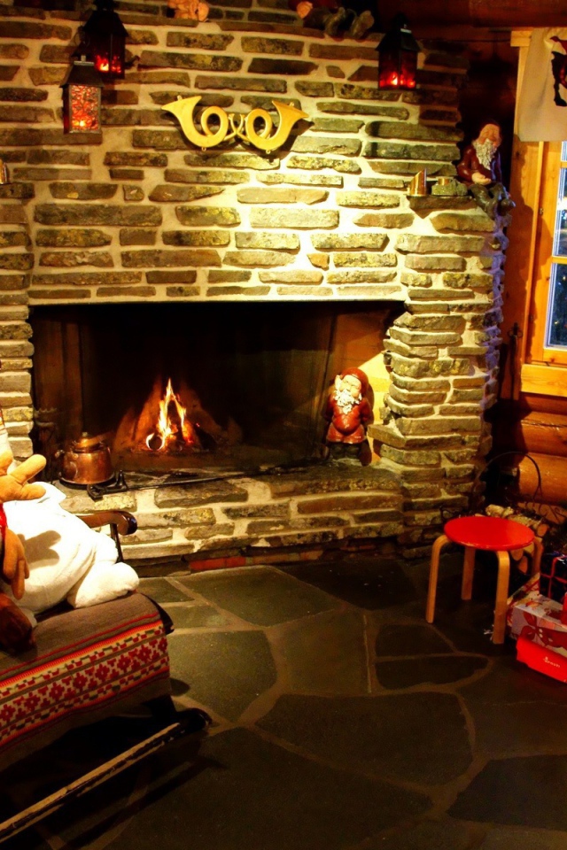 Новогодняя елка и камин