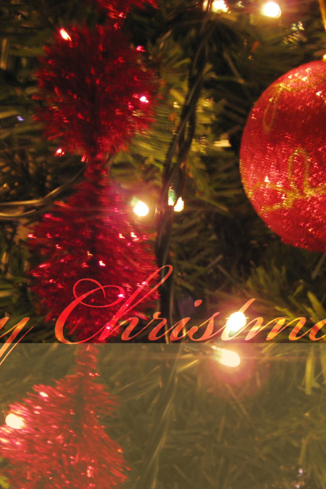 Новогодняя елка украшена красными игрушками