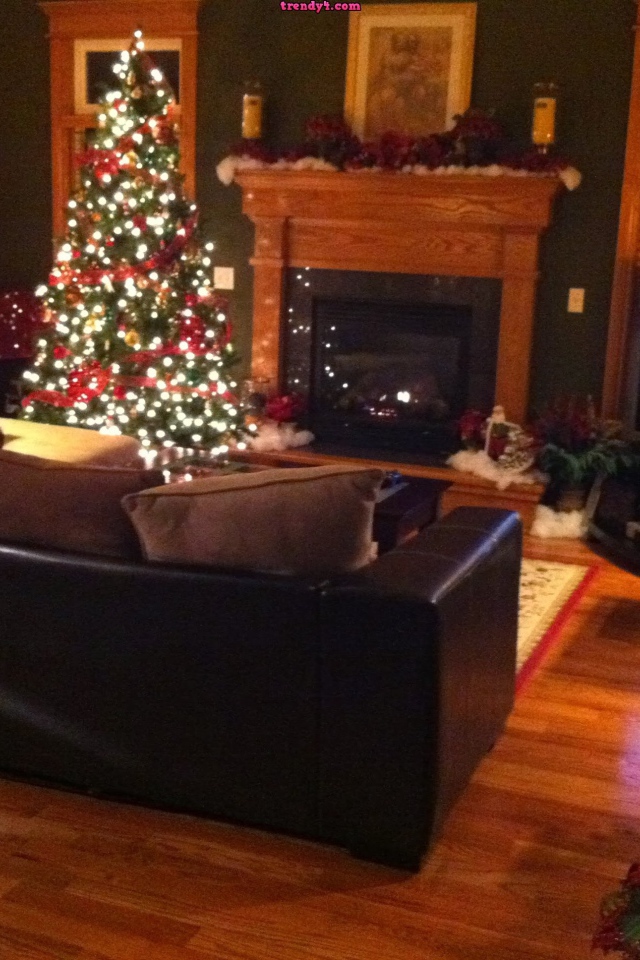 Новогодняя елка в современном доме