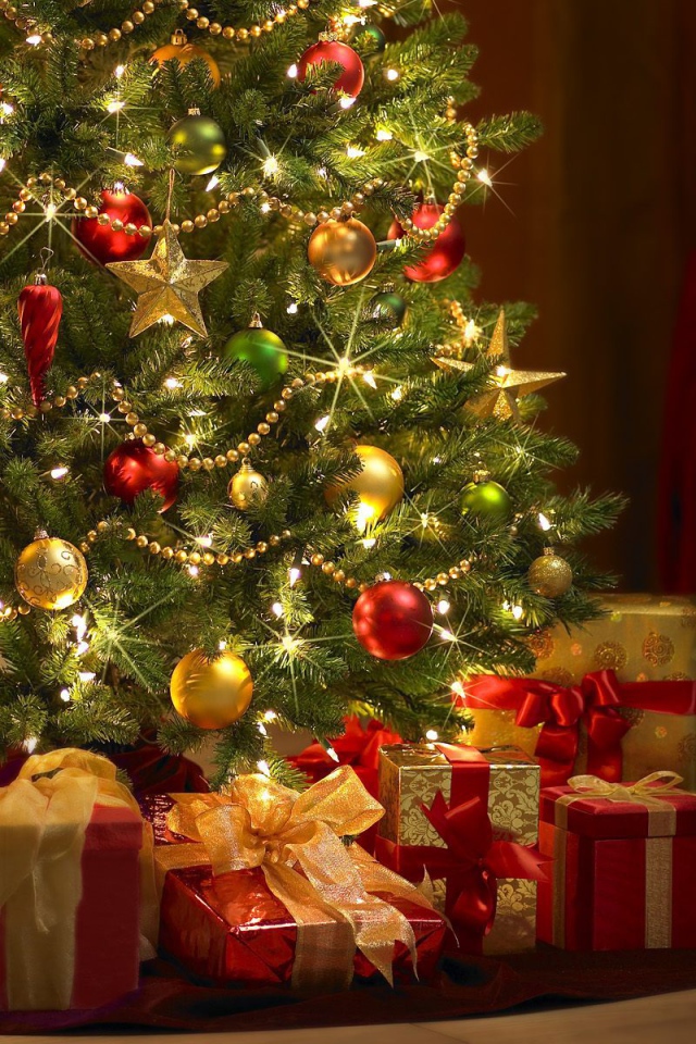 Новогодняя елка вечером