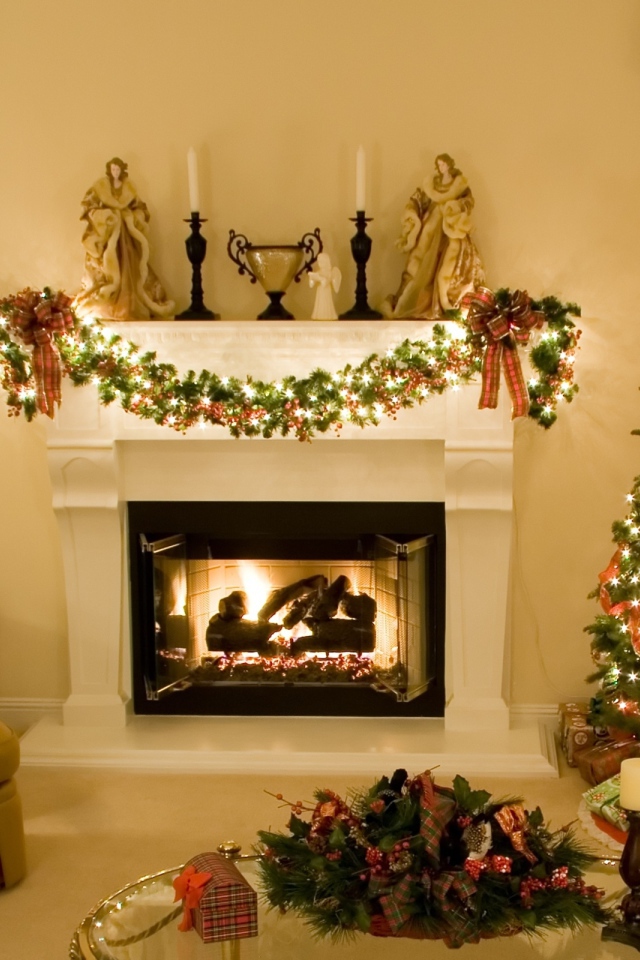 Новогодняя елка в ухоженном доме