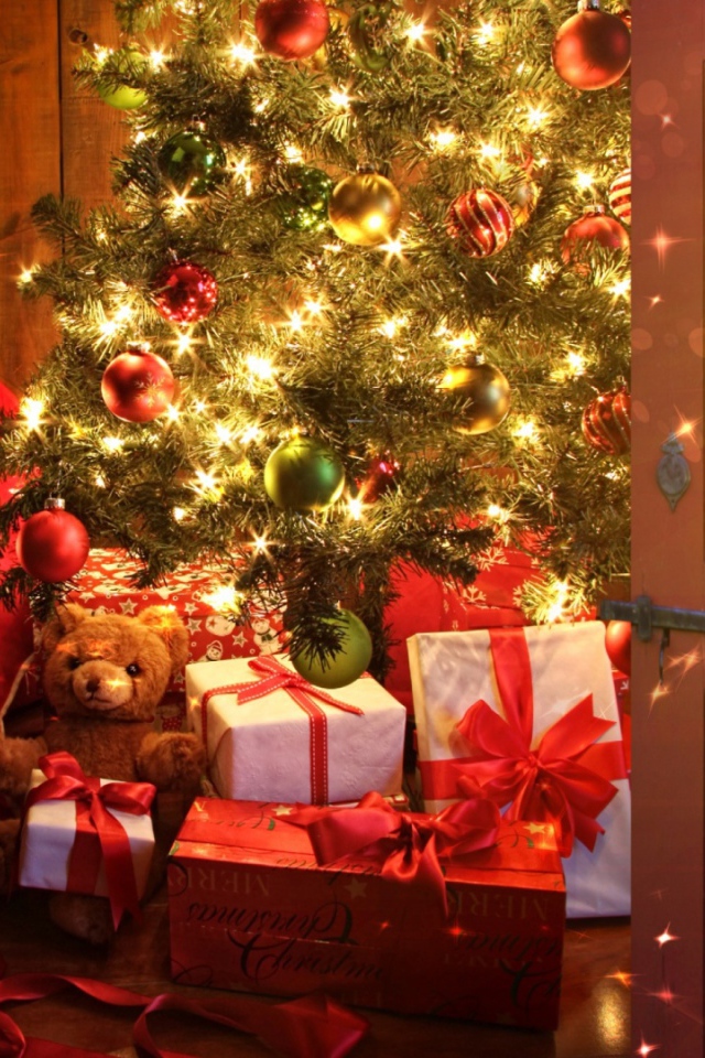 На канун нового года новогодняя елка и подарки