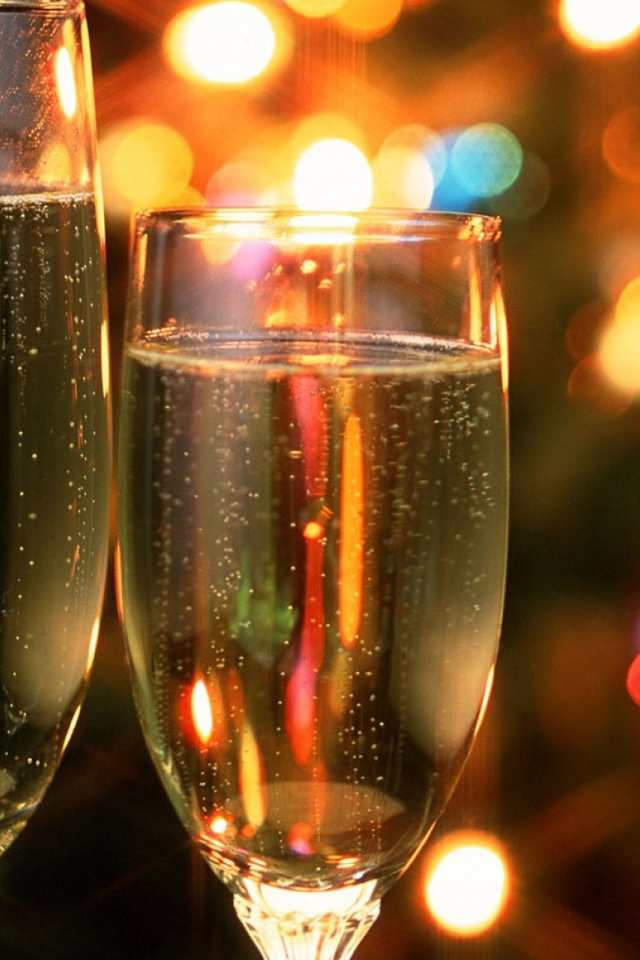 Поднятие бокалов шампанского в Новый год