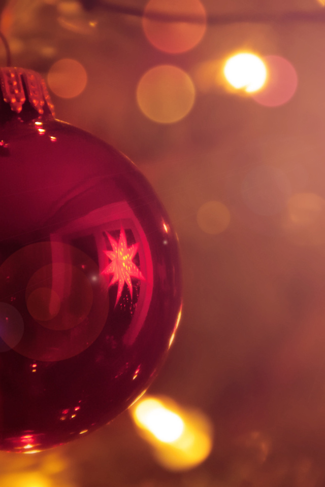 Красная елочная игрушка