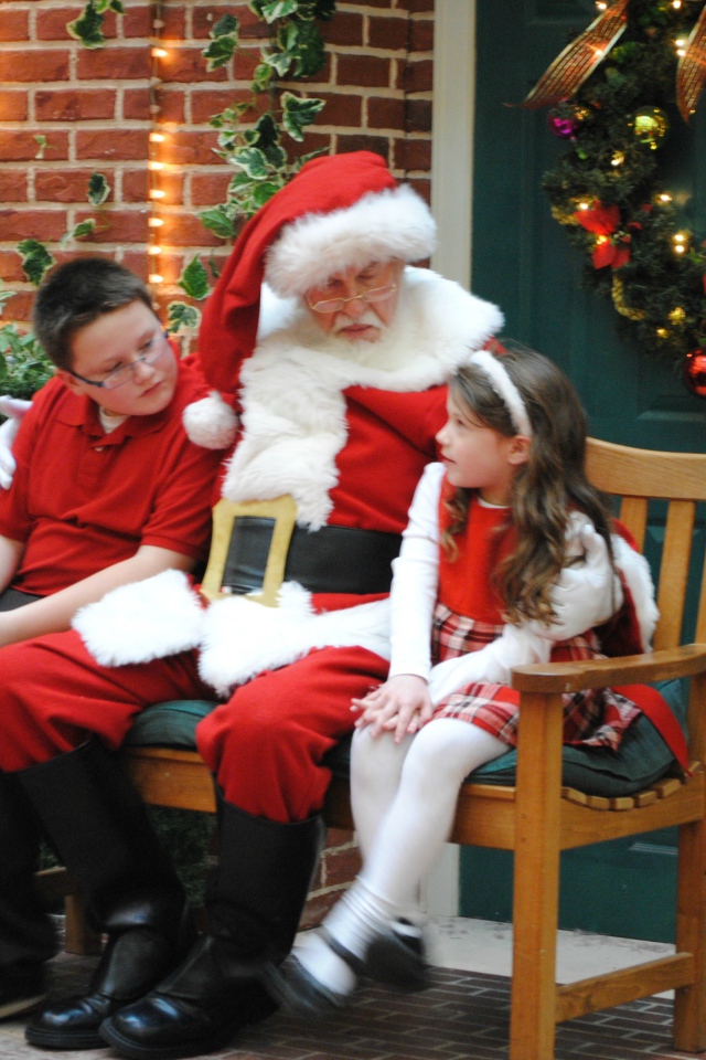 Дед мороз дарит подарки