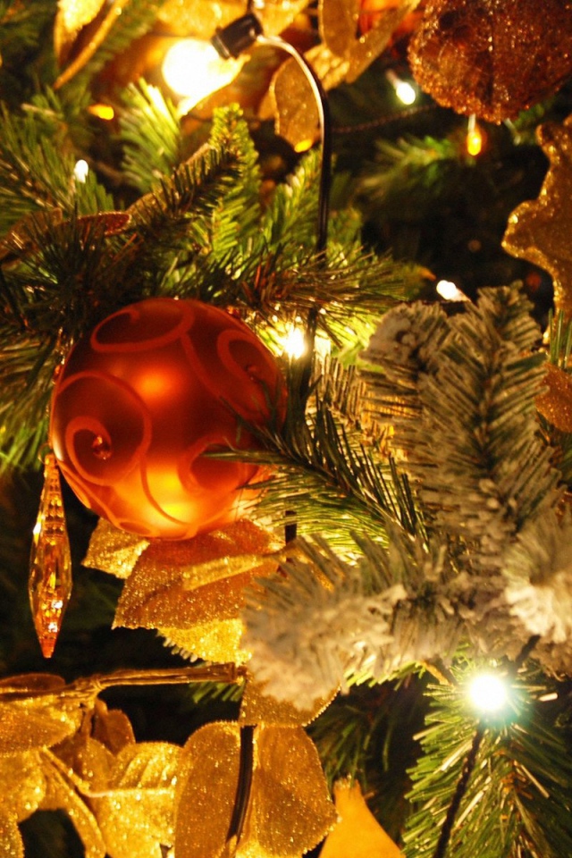 расивая Новогодняя елка с небольшой красный игрушкой