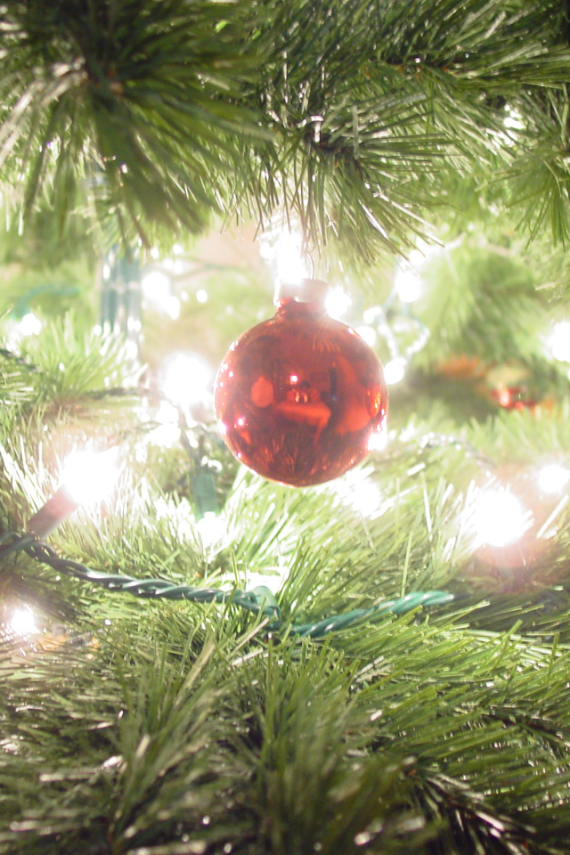 Три маленькие игрушки на новогодней елки