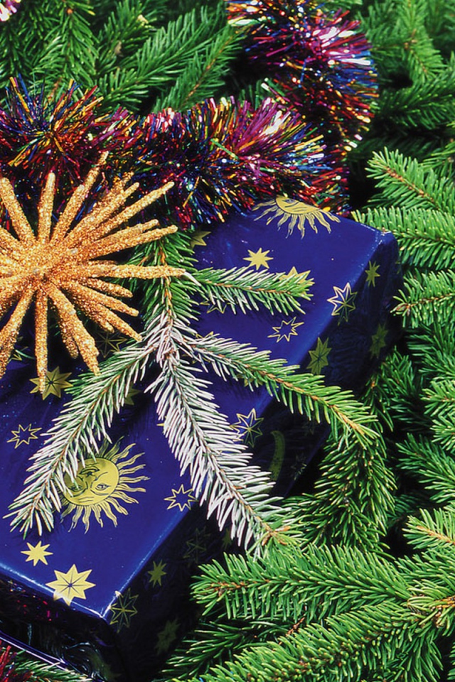 Подарок у елки на Новый год