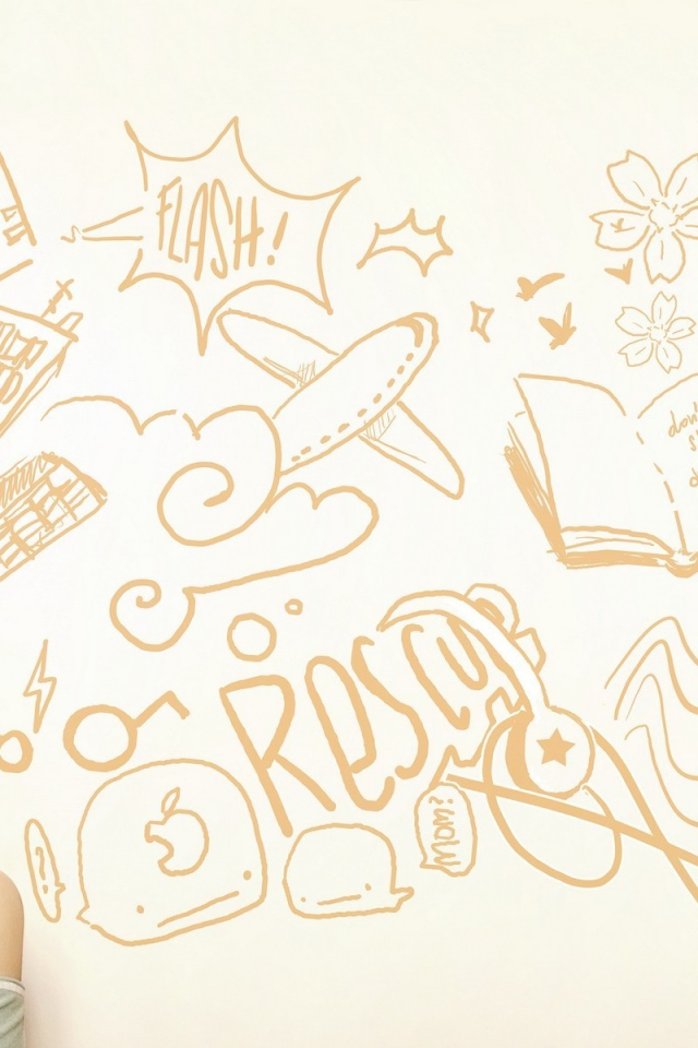 Девушка в очках смотрит на рисунки