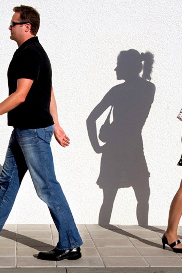 Тени людей оглянулись