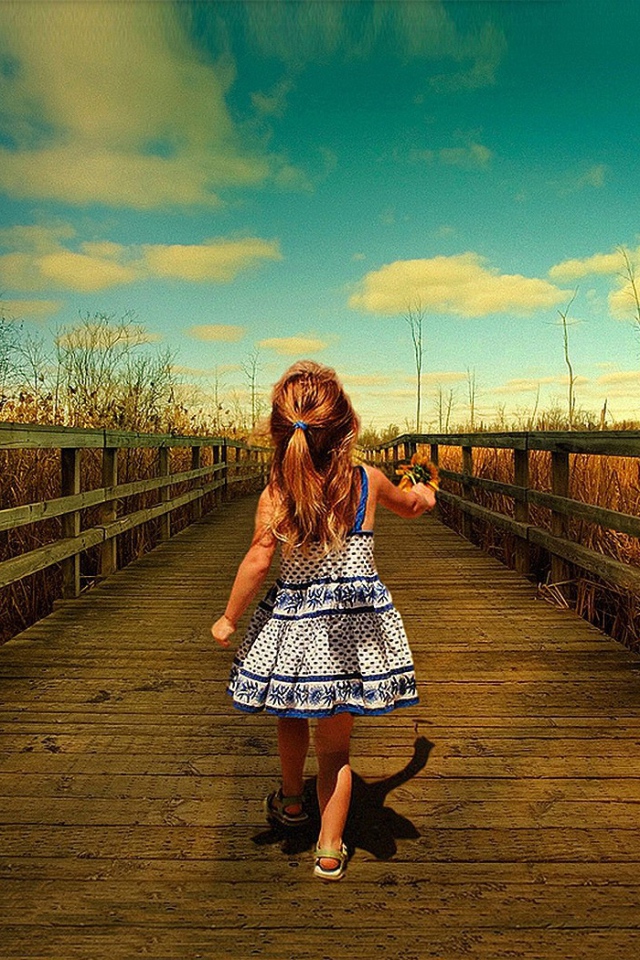 Девочка идет по деревянному мосту