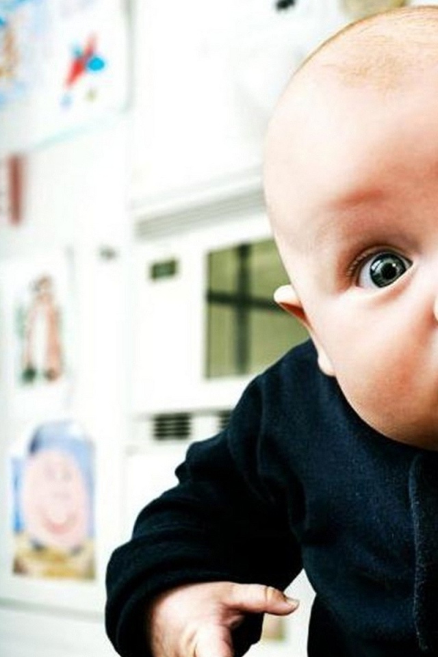 Ребенок корчит лицо