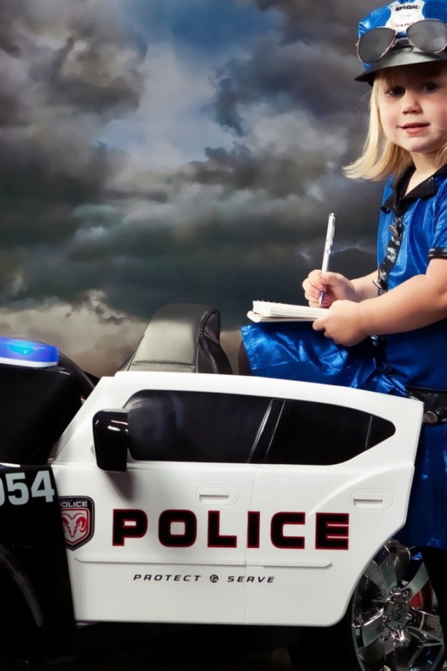 Девочка играет в полицию