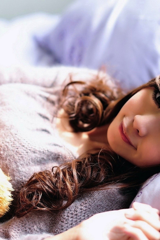 Девочка с игрушкой