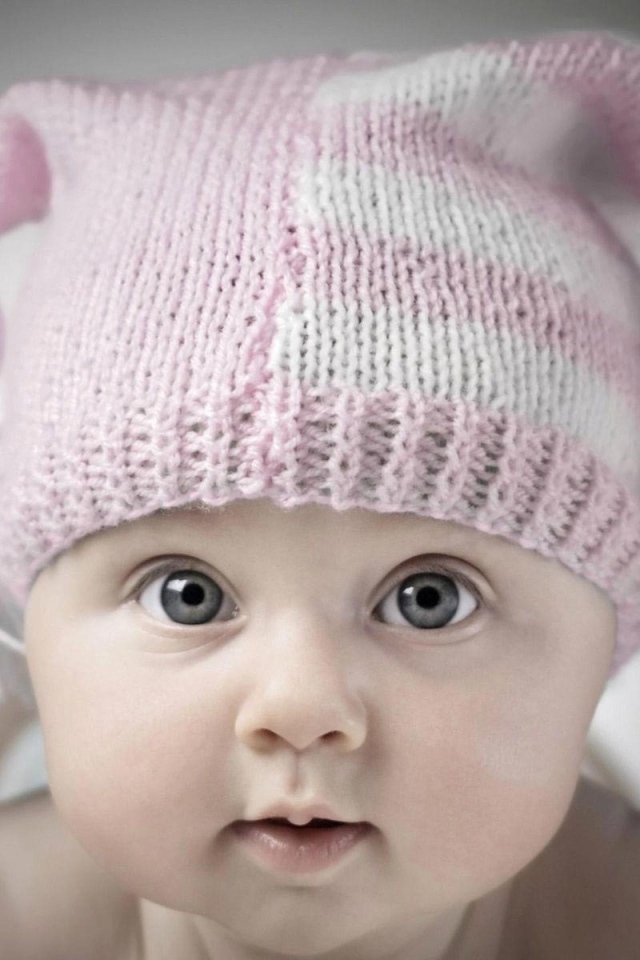 Ребенок в шапочке