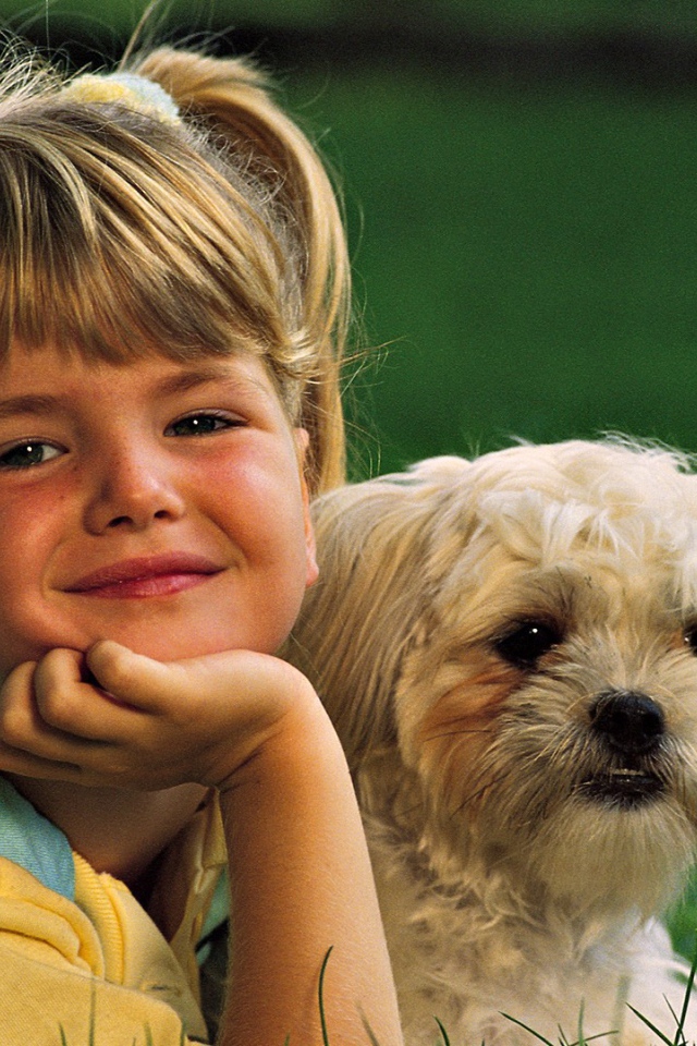 Девочка с белой собакой