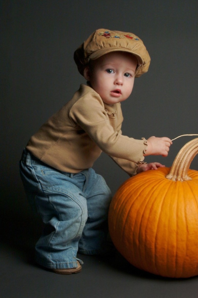 Мальчик у большой тыквы