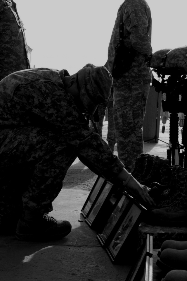 Вспоминают погибших воинов