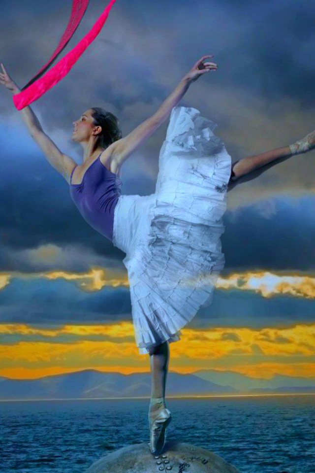 Молодая балерина на фоне моря