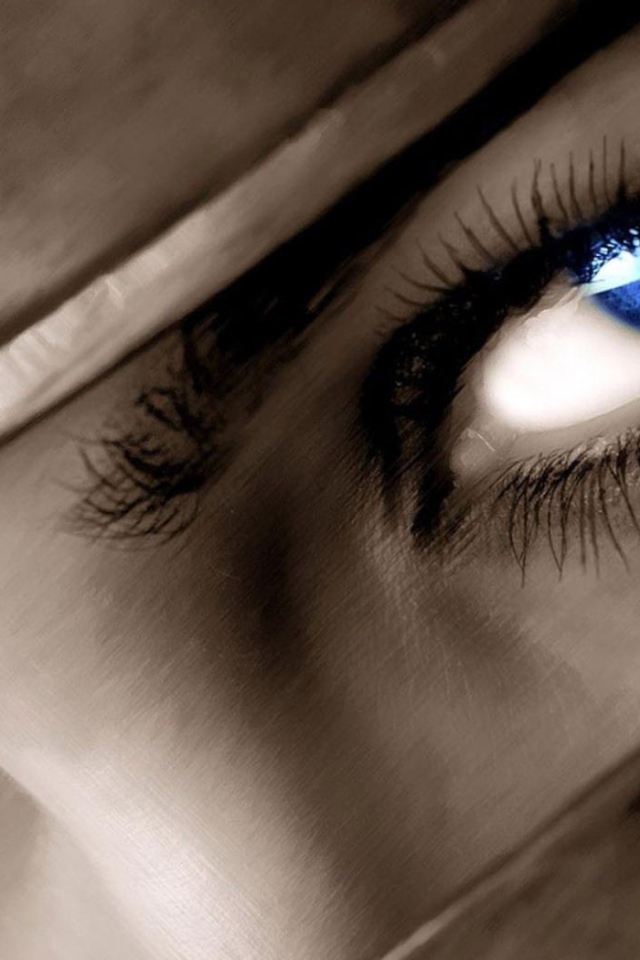 Черные брови и синие глаза