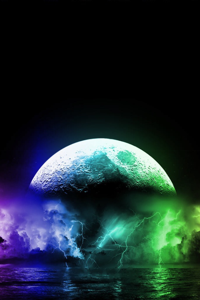 Планета в тучах с молниями