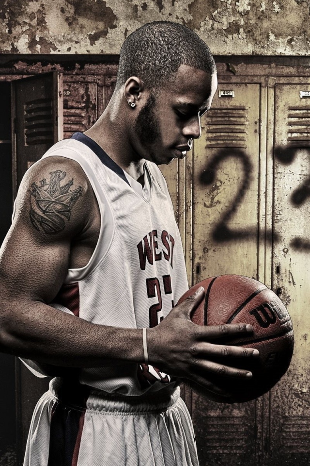 Баскетболист с мячом