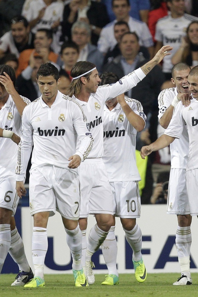 Футбольная команда выходит на поле