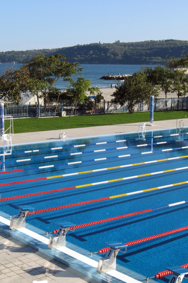 Бассейн для спортивного плавания