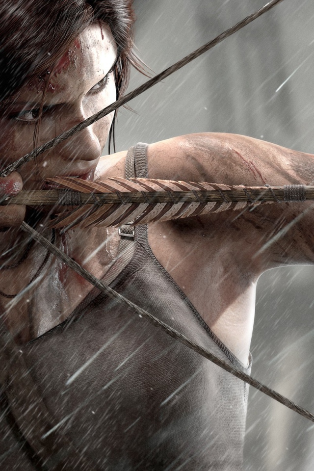 Девушка натягивает тетиву