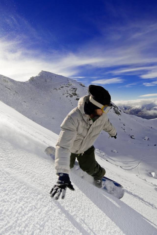 Сноубордист на спуске