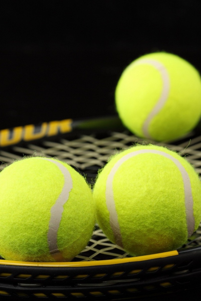 Три мяча на ракетке