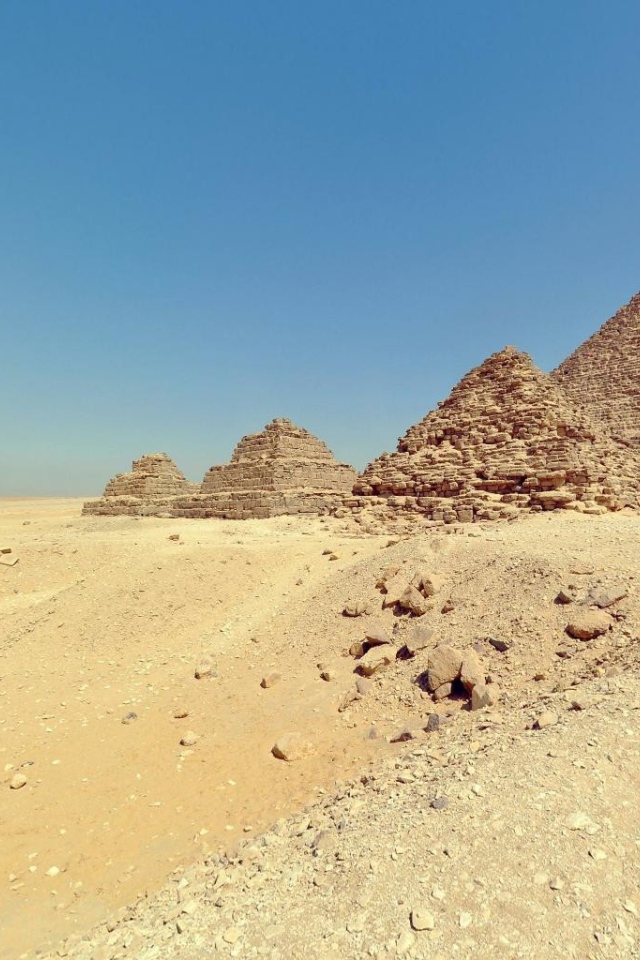 Египетские пирамиды в пустыне