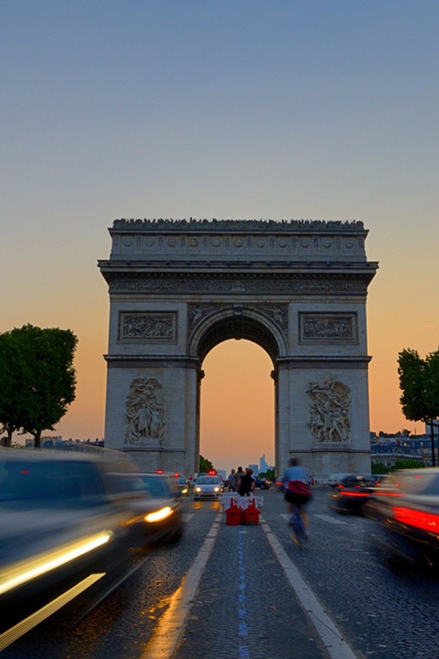 Триумфальная арка вид с дороги