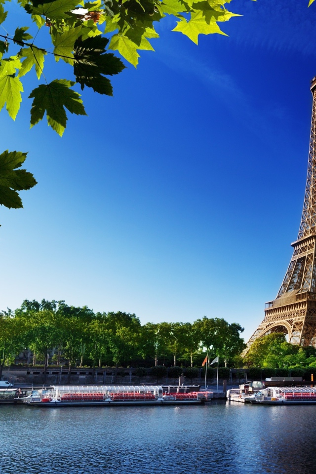Эйфелева башня и река