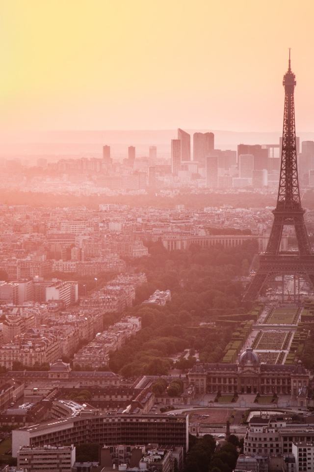 Эйфелева башня на закате